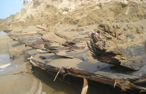 Xác tàu đắm sâu 2m dưới cát lộ lên do quá trình bồi lấp