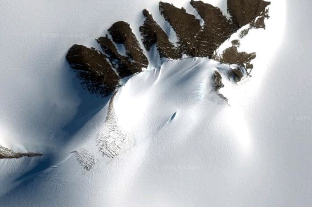 Nhiều người cho rằng vật thể bay không xác định bị chôn vùi ở Nam Cực