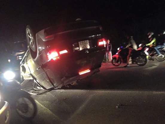 Chiếc xe BMW gây tai nạn lật ngửa giữa đường