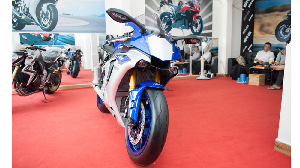 Tại thị trường Mỹ, một chiếc xe máy Yamaha R1 2015 bản tiêu chuẩn có giá 16.490 USD