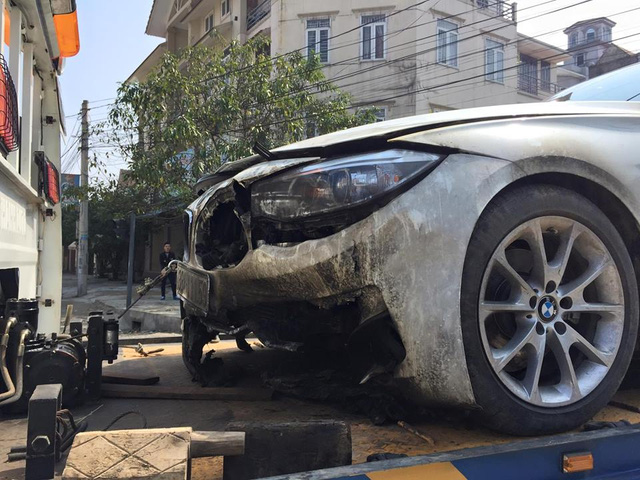 Trong số các vụ cháy xe vào sáng mùng 1 Tết Âm lịch còn có chiếc BMW 328i Gran Turismo ở Hà Tĩnh