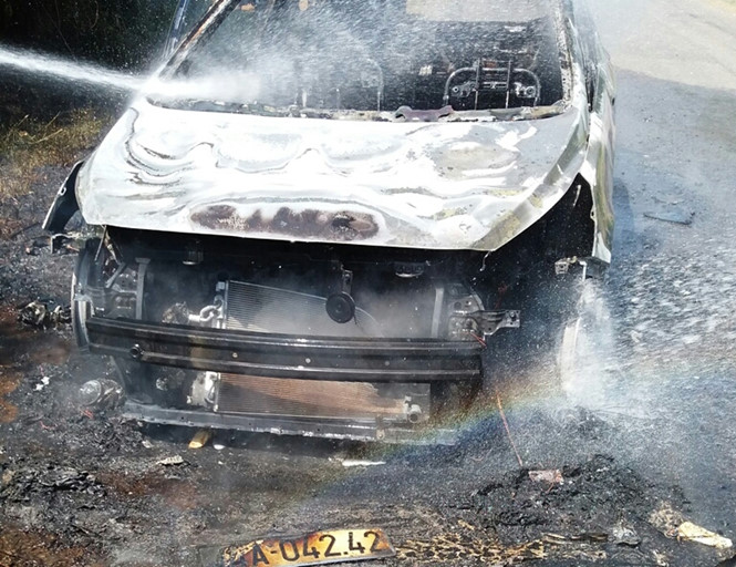 Lực lượng cứu hỏa đã không ngăn được việc chiếc xe bị thiêu rụi sau vụ xe bốc cháy bất ngờ