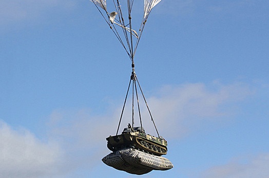 Xe bọc thép chiến đấu BMD-4M được thả dù xuống từ máy bay vận chuyển