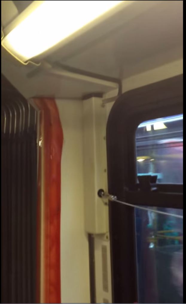 Chất lỏng màu đỏ như máu chảy vào chuyến  xe buýt khiến hành khách hoảng sợ. Ảnh Metro