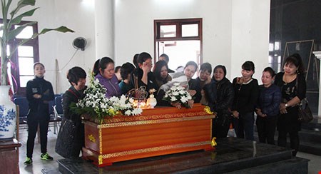  người thân cùng bạn bè gia đình ông Trần Việt Tiến và cháu Trần Gia Hân đã tiễn đưa hai nạn nhân