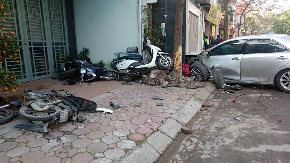 Hiện trường vụ xe Camry gây tai nạn giao thông kinh hoàng ở Long Biên (Hà Nội) vào ngày 29/2