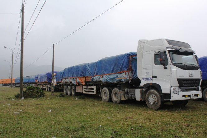 24 xe chở gỗ quá tải trọng tập kết tại thị trấn Xuân An, huyện Nghi Xuân (Hà Tĩnh)
