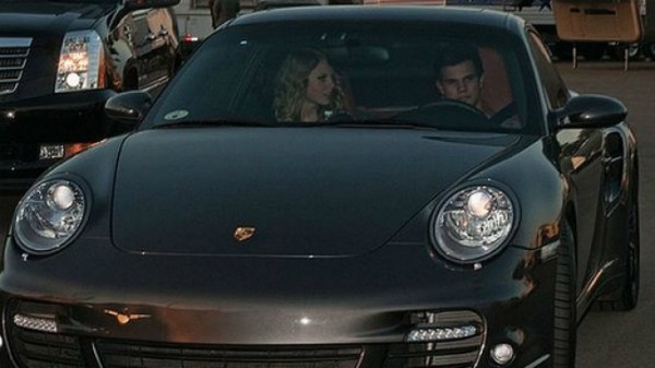 Tình cũ Taylor Lautner và nữ ca sĩ Taylor Swift trong chiếc xe đắt tiền