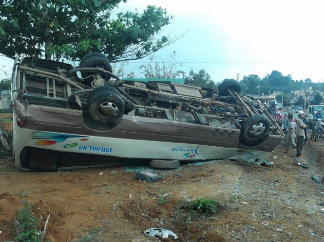 Hiện trường vụ tai nạn xe khách đối đầu ở Lâm Đồng
