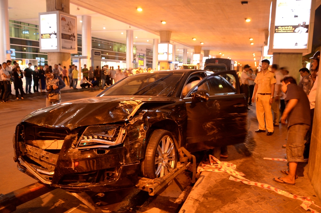 Chiếc Audi mất lái tại sân bay Tân Sơn Nhất và đâm liên tiếp vào hai ô tô khác