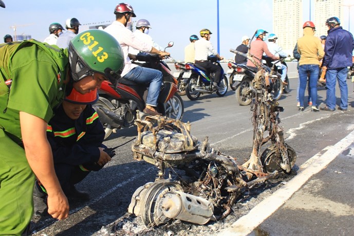 Chiếc xe máy cháy trơ khung, hư hỏng hoàn toàn trên cầu Sài Gòn