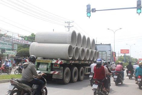Chưa đầy 1 tiếng sau khi bị CSGT xử phạt hành chính, xe tải chở ống cống này lại tiếp tục nghênh ngang ‘làm xiếc’ trên đường
