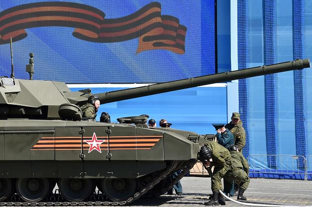 Xe tăng Armata của Nga đứng máy khi tổng duyệt