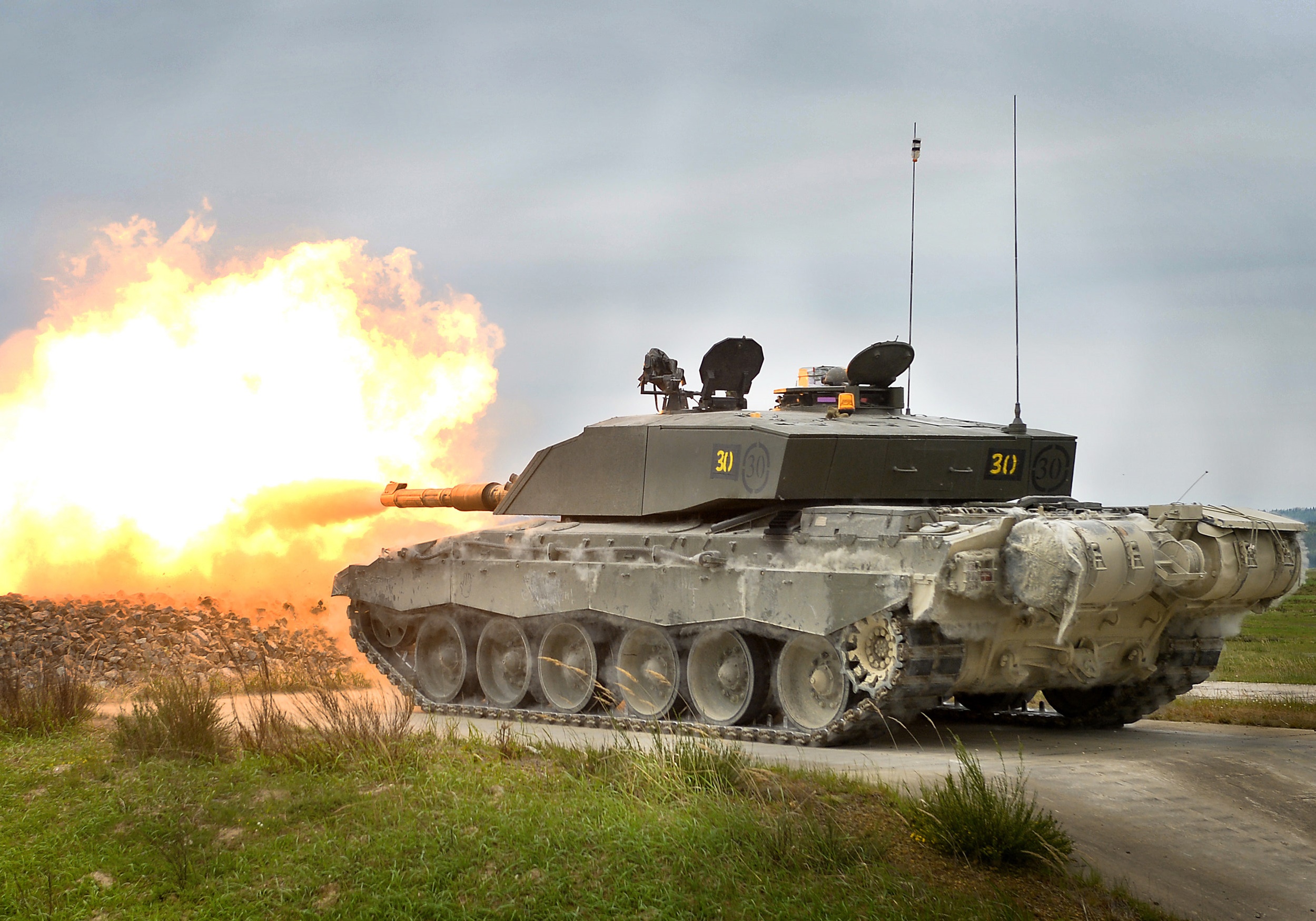 Hiện nay, xe tăng chiến đấu Challenger 2 đang được sử dụng trong quân đội Anh và Oman 