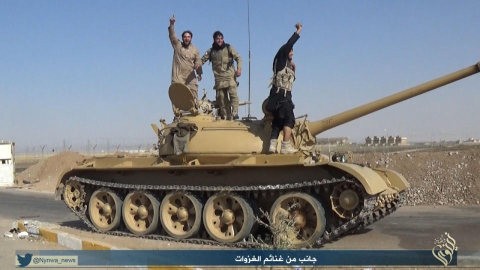 Xe tăng chiến đấu T-55 trong tay khủng bố IS