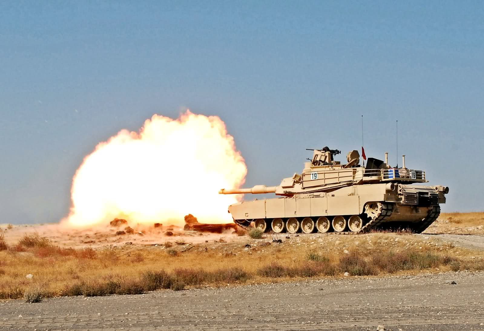 Vũ khí chính của xe tăng M1A2 là pháo nòng trơn M256 cỡ nòng 120 mm