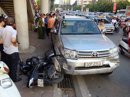 Xe điên tông liên hoàn làm 10 người bị thương trên phố Xã Đàn - Đống Đa - Hà Nội