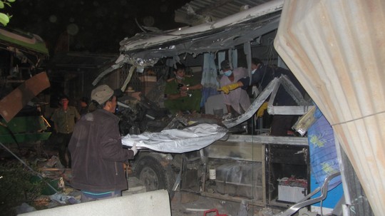 Bình Thuận: Hai xe khách đấu đầu làm 10 người chết tại chỗ