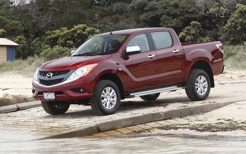 Tháng 2 vừa qua, mẫu xe ô tô Mazda BT-50 vươn lên mạnh mẽ, soán ngôi 'vua bán tải' của Ford Ranger