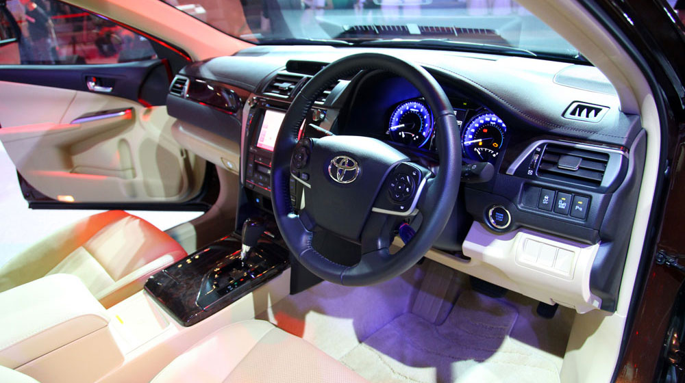 Nội thất của mẫu xe ô tô Toyota Camry mới 2015 gây ấn tượng với công nghệ kiểm soát điều hòa 3 vùng tự động