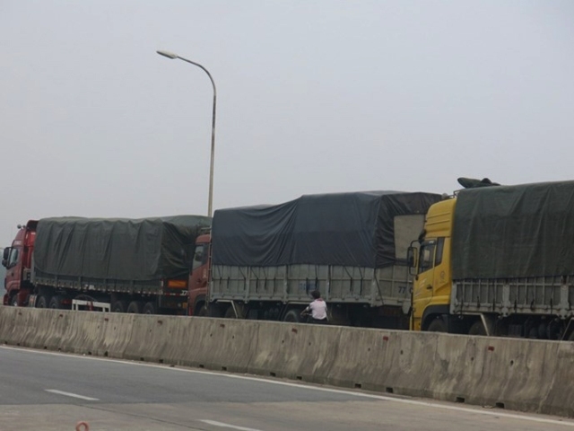 Đoàn xe quá tải của doanh nghiệp vận tải Đào Vũ.