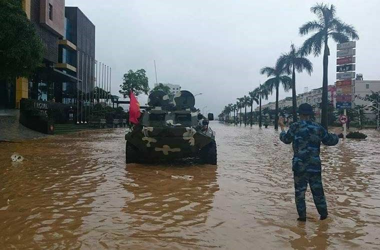 Xe thiết giáp giúp dân Quảng Ninh vượt lũ