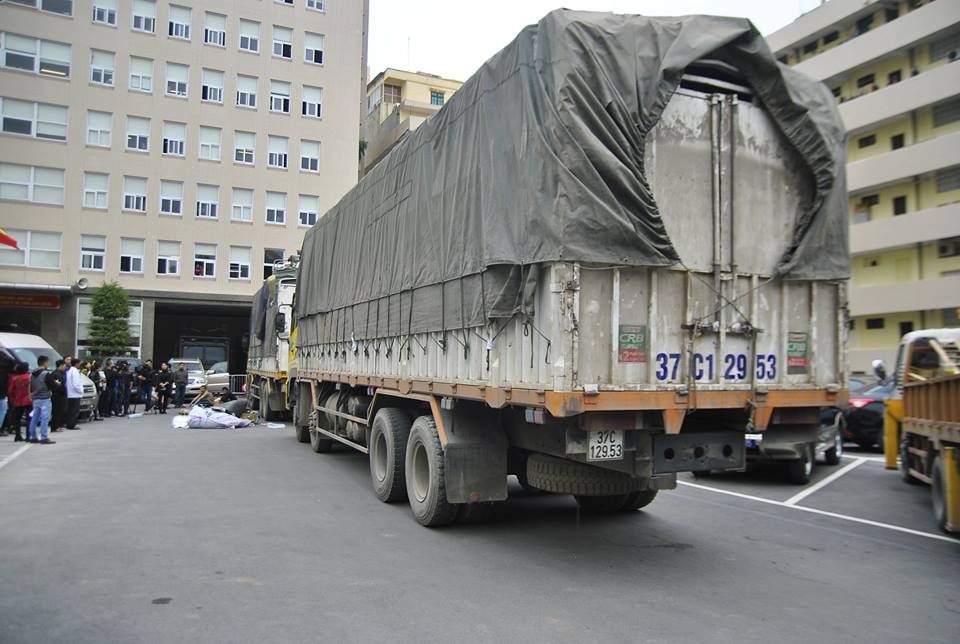 1 trong 2 xe tải chở hàng hóa không rõ nguồn gốc