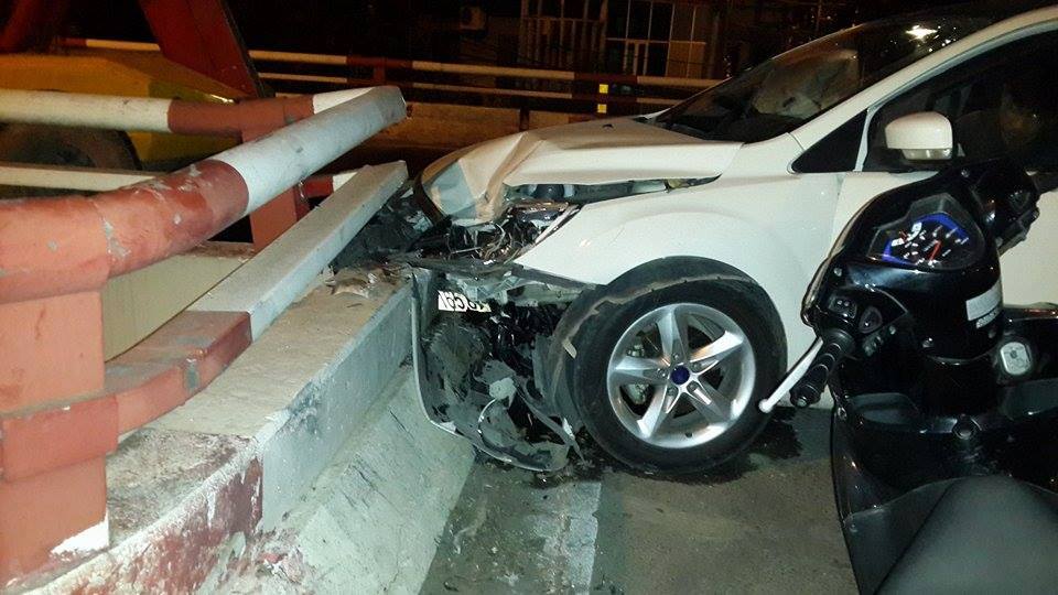 Phần đầu chiếc xe hư hỏng nặng