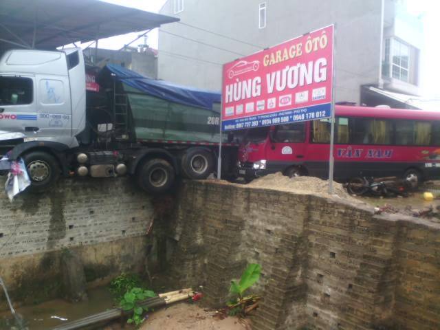 Xe khách Vân Nam đâm trực diện xe tải