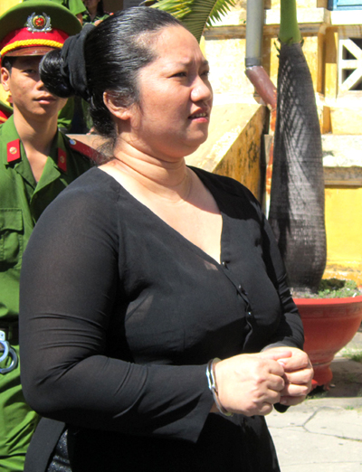 Lê Thị Hường (40 tuổi, vợ nguyên bí thư xã Kim Long, huyện Châu Đức, Rà Rịa - Vũng Tàu) 