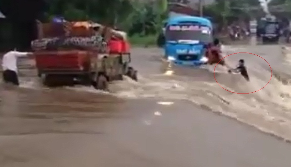 Xe khách liều mạng qua dòng nước lũ