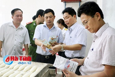 Đoàn kiểm tra tại một cơ sở sản xuất bánh mì tỉnh Hà Tĩnh
