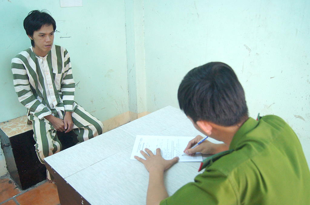 Khởi tố đối tượng tự sản xuất tiền giả mệnh giá 5000 để mua thẻ điện thoại Khởi tố đối tượng tự sản xuất tiền giả mệnh giá 5000 để mua thẻ điện thoại