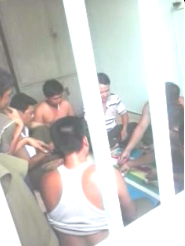 Hình ảnh từ đoạn clip ghi lại cảnh nhóm cán bộ Đồng Nai đánh bạc ăn tiền ngay tại nơi làm việc
