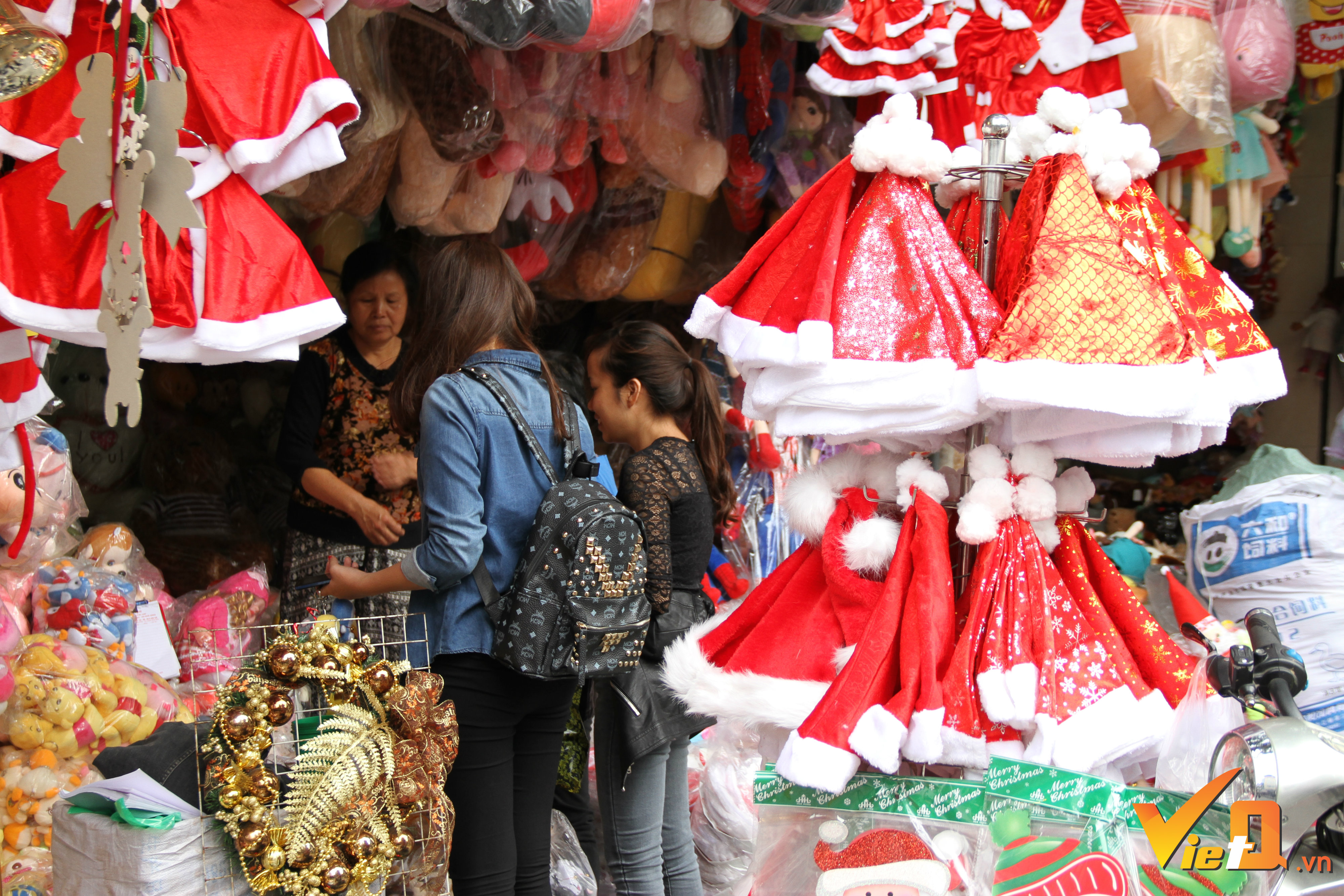 Thị trường hàng hóa Giáng sinh tại Hà Nội đã bắt đầu khởi sắc