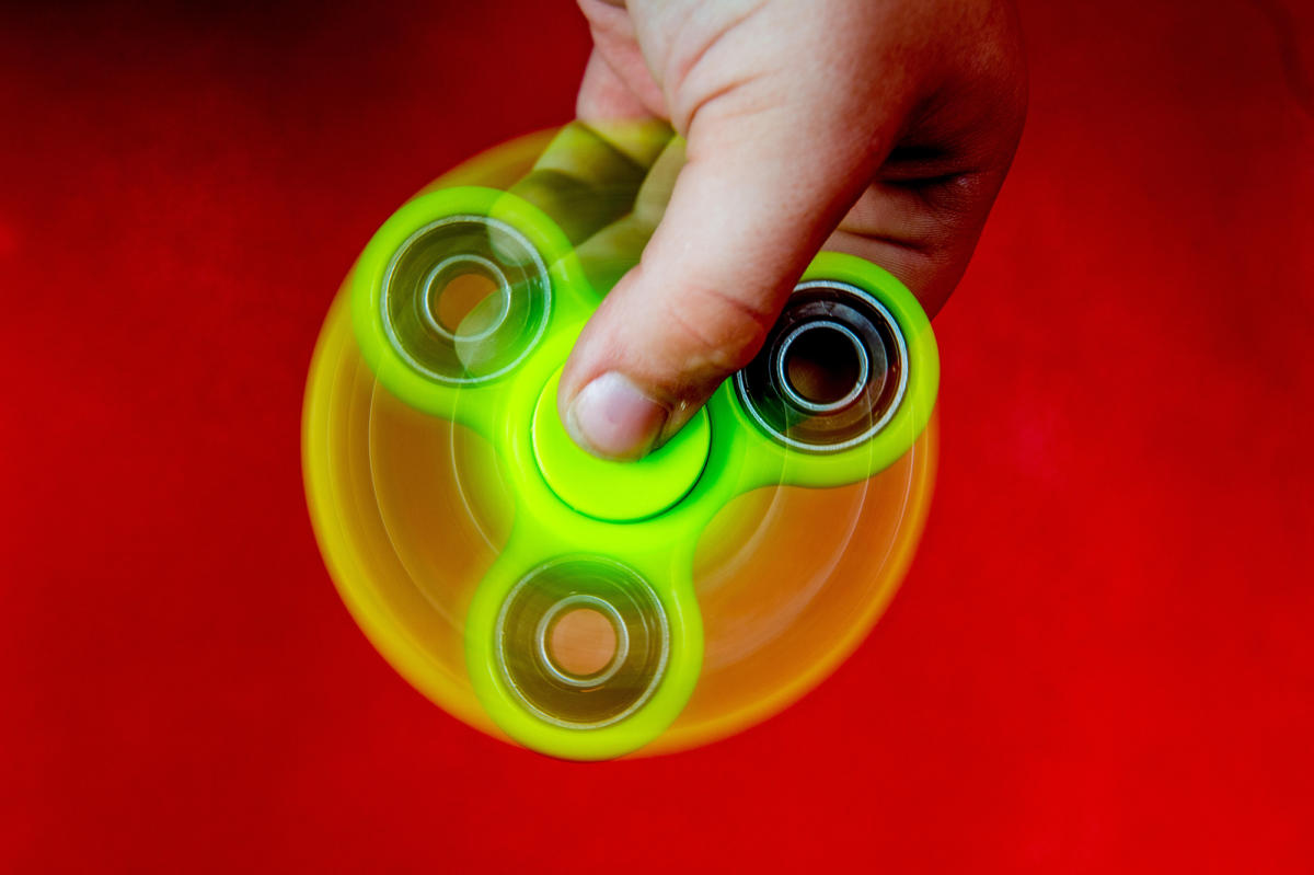 Đồ chơi Fidget Spinner ‘gây sốt toàn nước Mỹ’ bán tại Việt Nam giá bao nhiêu?