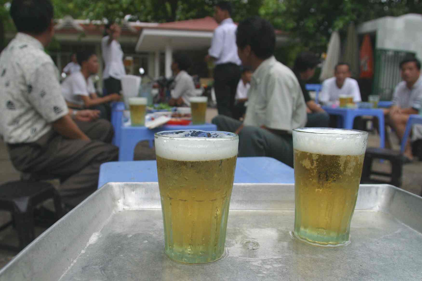 Quán bia ở Hà Nội ‘hốt bạc’ ngày nắng nóng