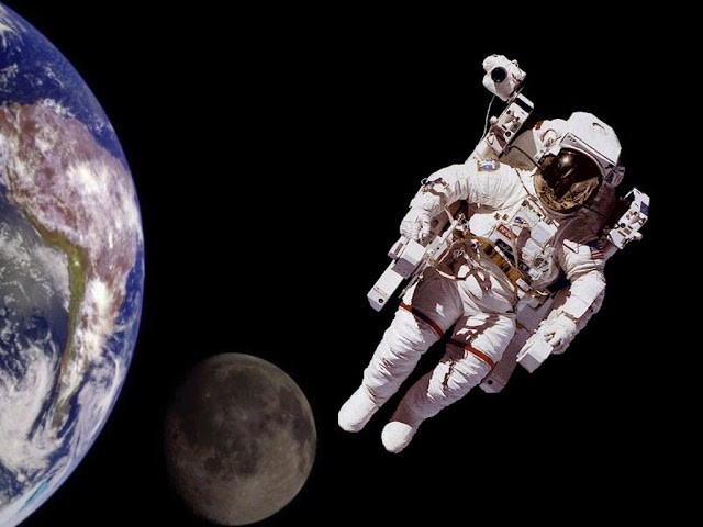 Các phi hành gia lên Mặt Trăng có thể sử dụng điện thoại di dộng để gọi về Trái Đất