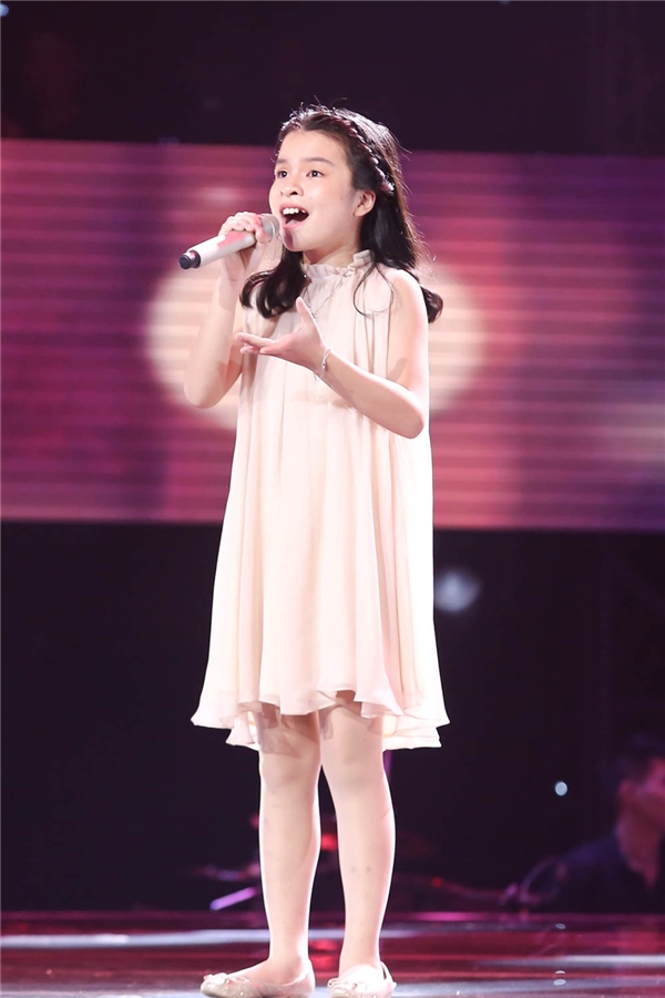 The Voice Kids: Cô bé 14 tuổi mở màn tập 2 khiến cả trường quay lắng đọng khi hát tặng em mình