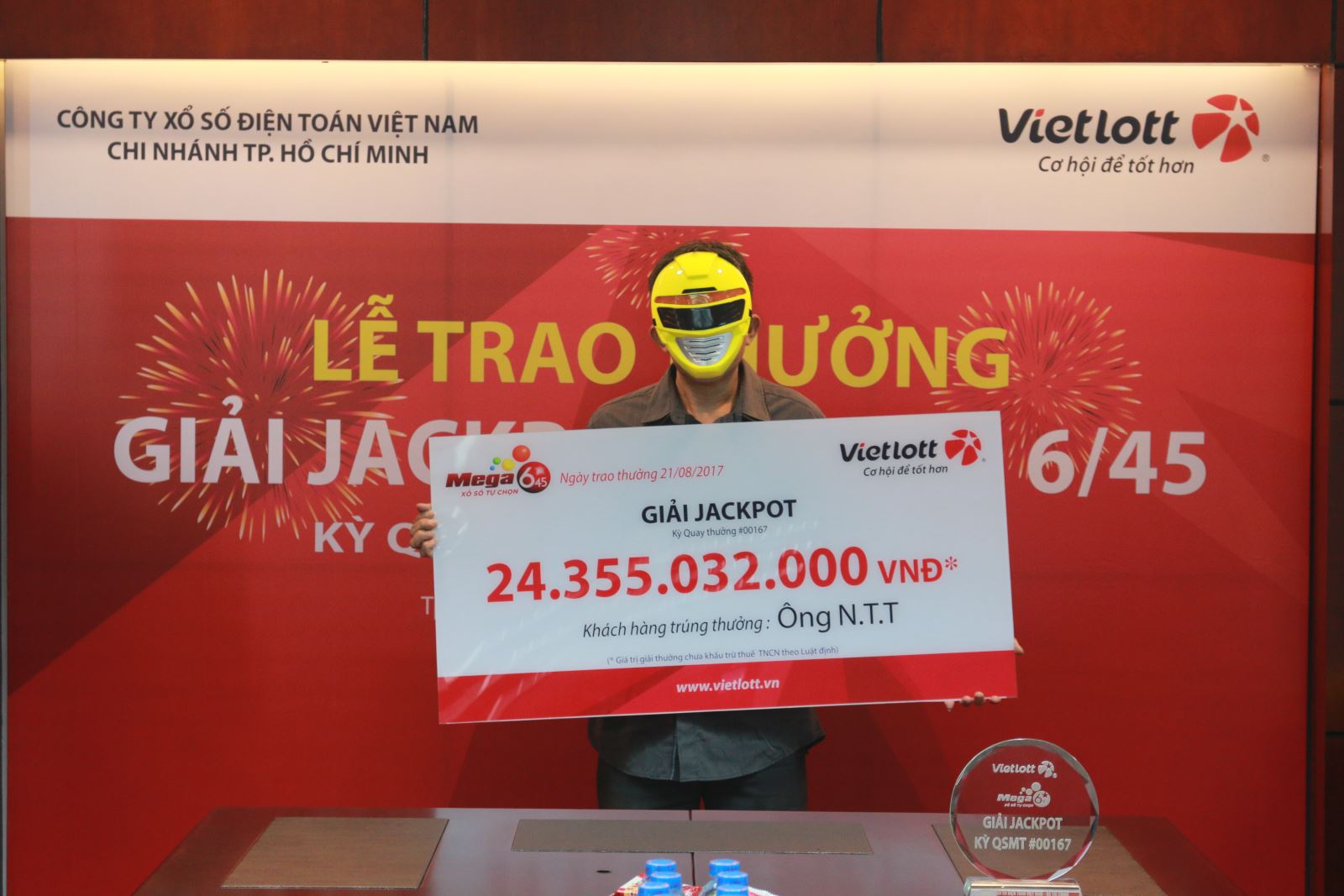 Xổ số Vietlott: Người đàn ông đeo mặt nạ vàng, 'đơn thương độc mã' đi nhận thưởng hơn 24 tỷ
