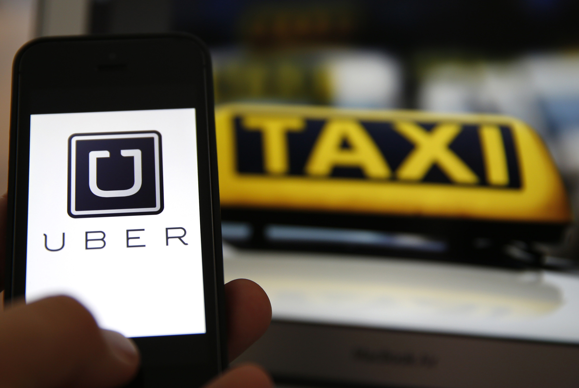 TP Hồ Chí Minh đề nghị Uber, Grab tạm ngừng kết nối thêm xe mới