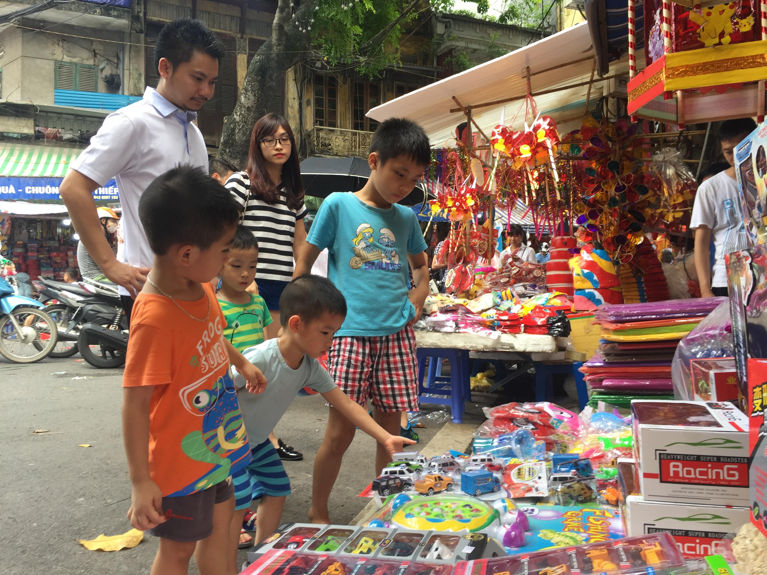 Tết Trung thu: Tiểu thương phố Hàng Mã kiếm bội tiền nhờ bán đồ chơi 