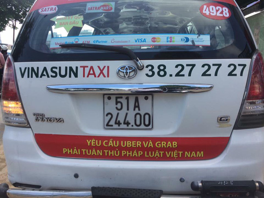Sẽ báo cáo lên Chính phủ việc taxi truyền thống dán khẩu hiệu phản đối Uber, Grab 