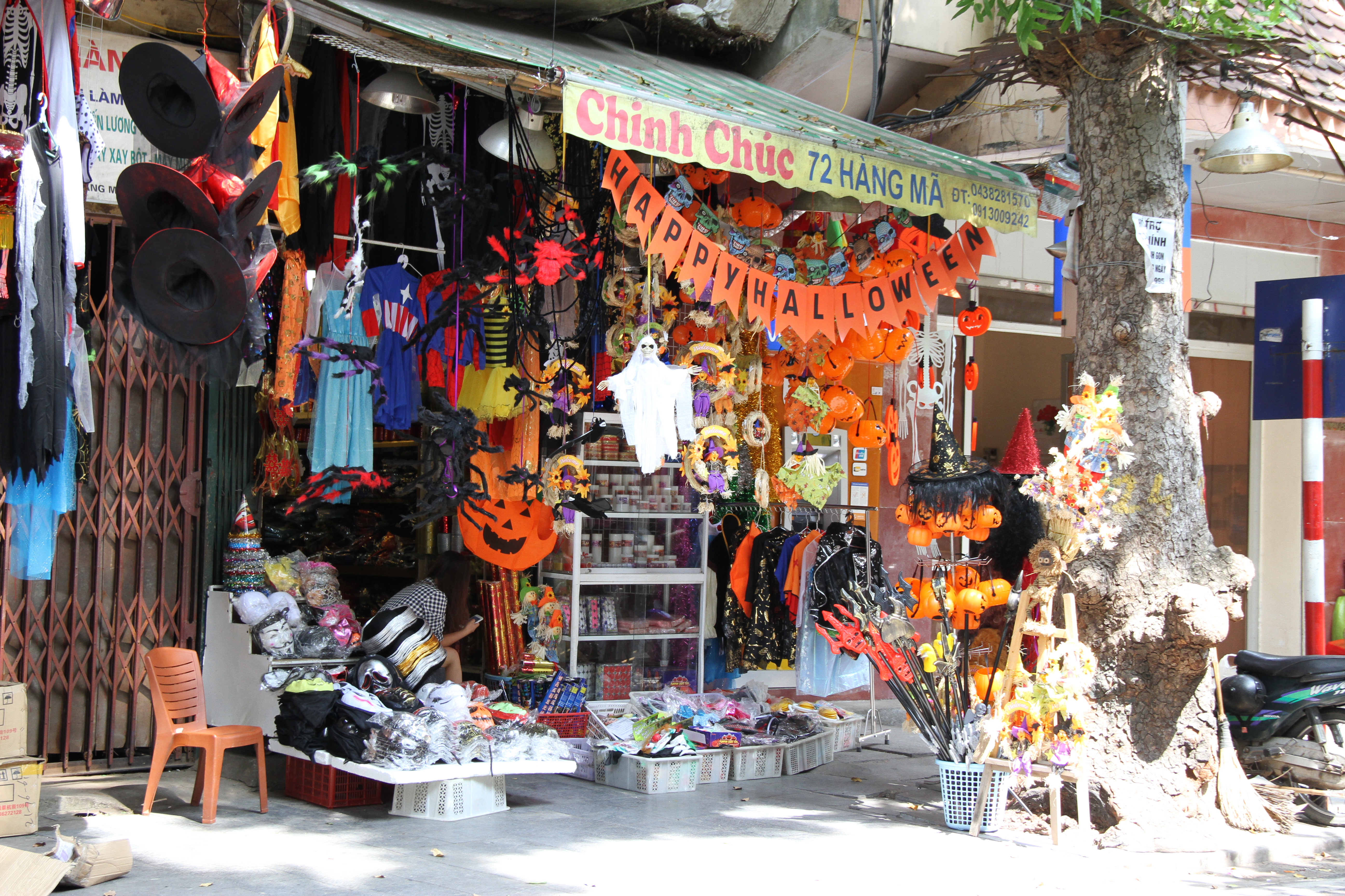 Thị trường Halloween: Hàng Trung Quốc chiếm lĩnh thị trường Hà Nội, giá cao   