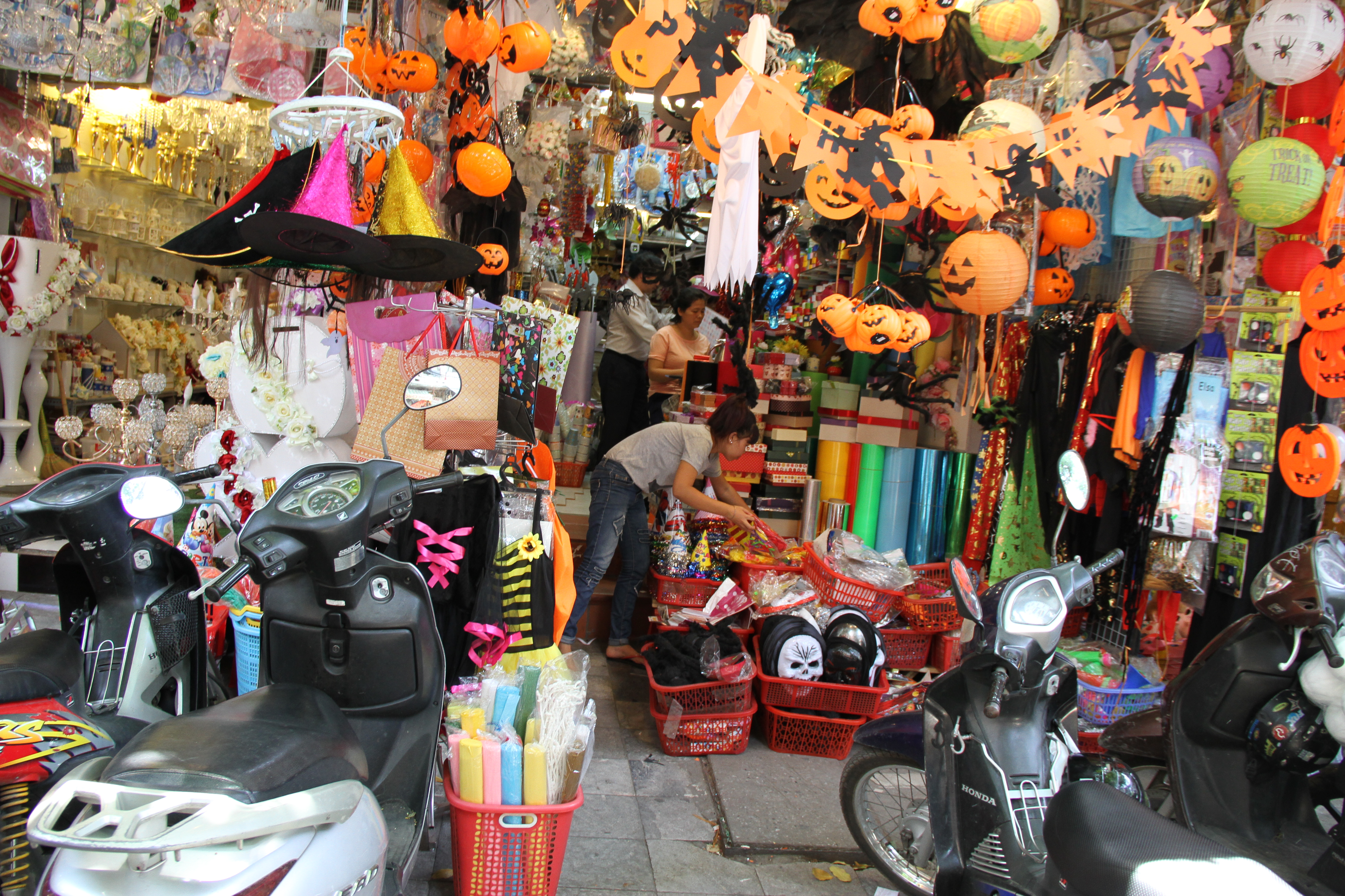 Thị trường Halloween: Hàng Trung Quốc chiếm lĩnh thị trường Hà Nội, giá cao   