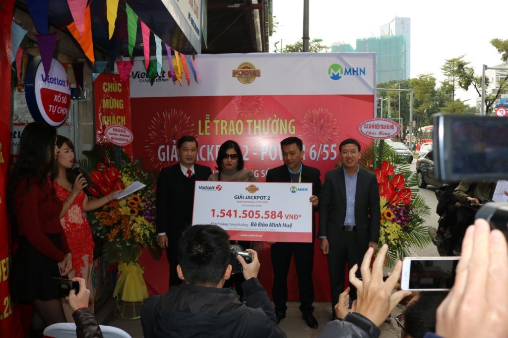 Xổ số Vietlott: Một nữ khách hàng tại Hà Nội không đeo mặt nạ nhận giải Jackpot