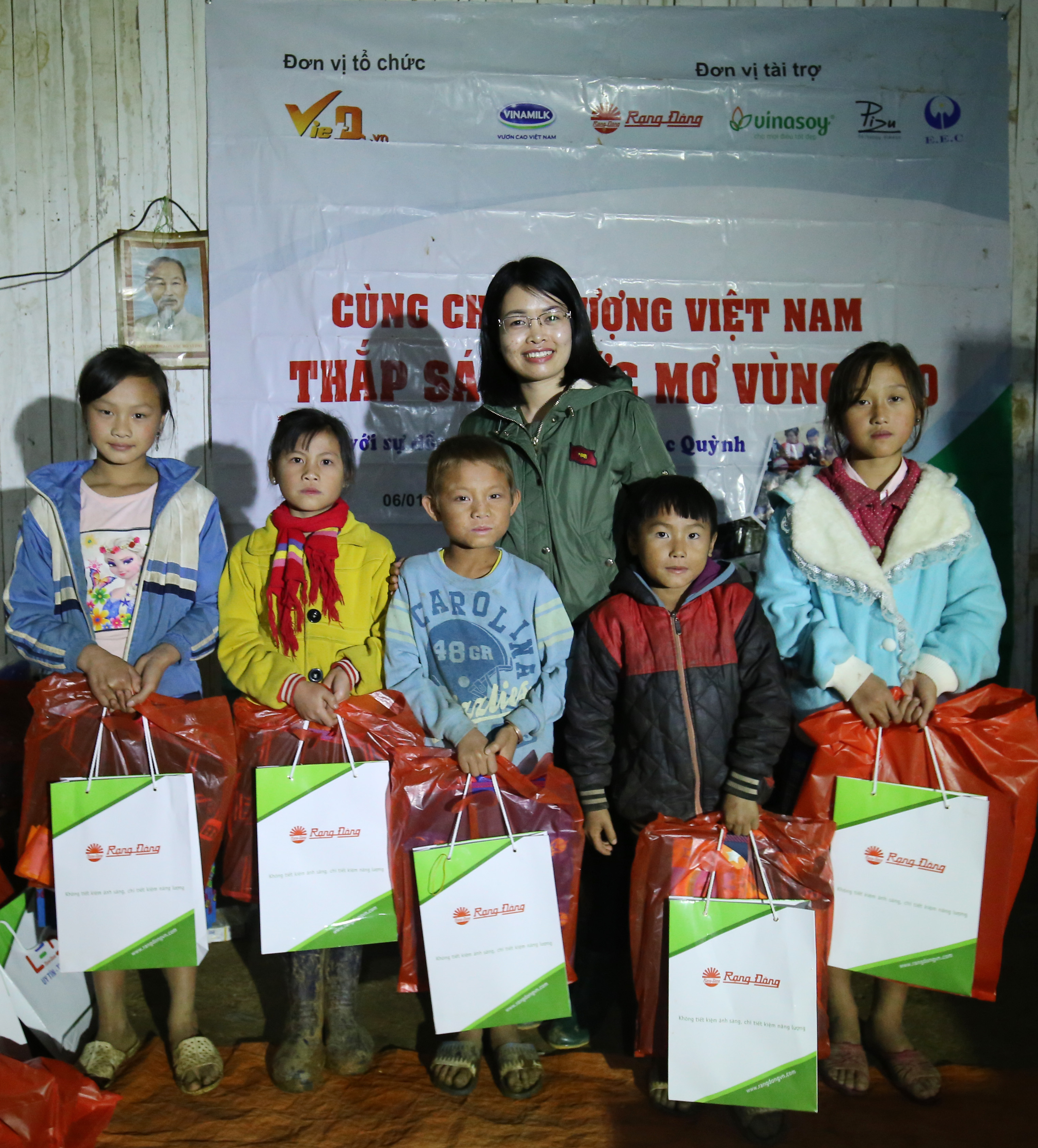 Chất lượng Việt Nam Online cùng Rạng đông ‘Thắp sáng ước mơ’ cho học sinh nghèo hiếu học