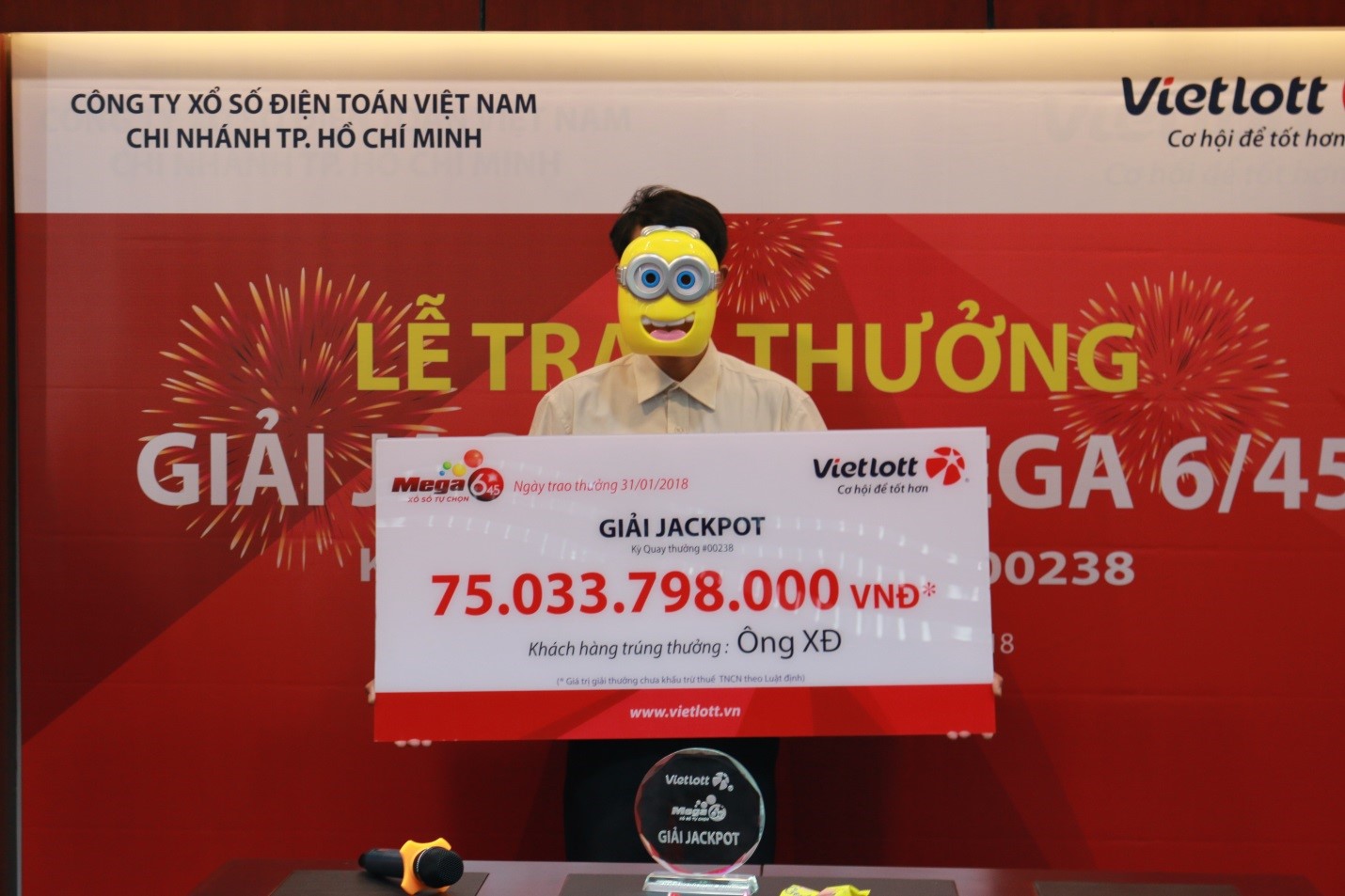 Xổ số Vietlott: Người đàn ông đeo mặt nạ Minion lĩnh thưởng độc đắc và ủng hộ U23 Việt Nam