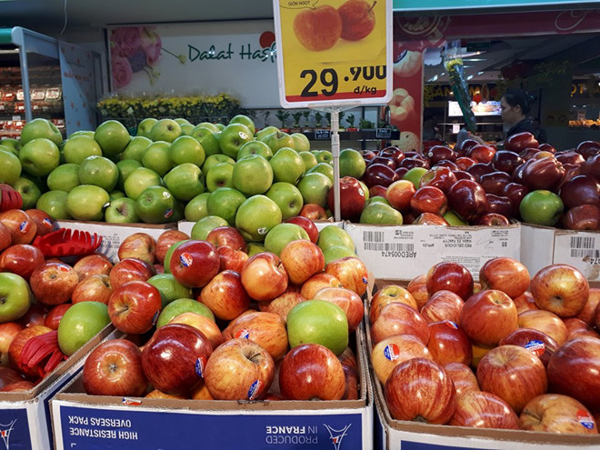 Cận Tết, táo nhập khẩu chưa đến 30.000 đồng một kg ngập tràn các siêu thị