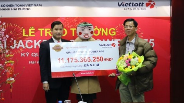 Xổ số Vietlott: Nữ khách hàng tại Hà Nội đeo mặt nạ chú tễu ‘lĩnh’ Jackpot về ăn Tết